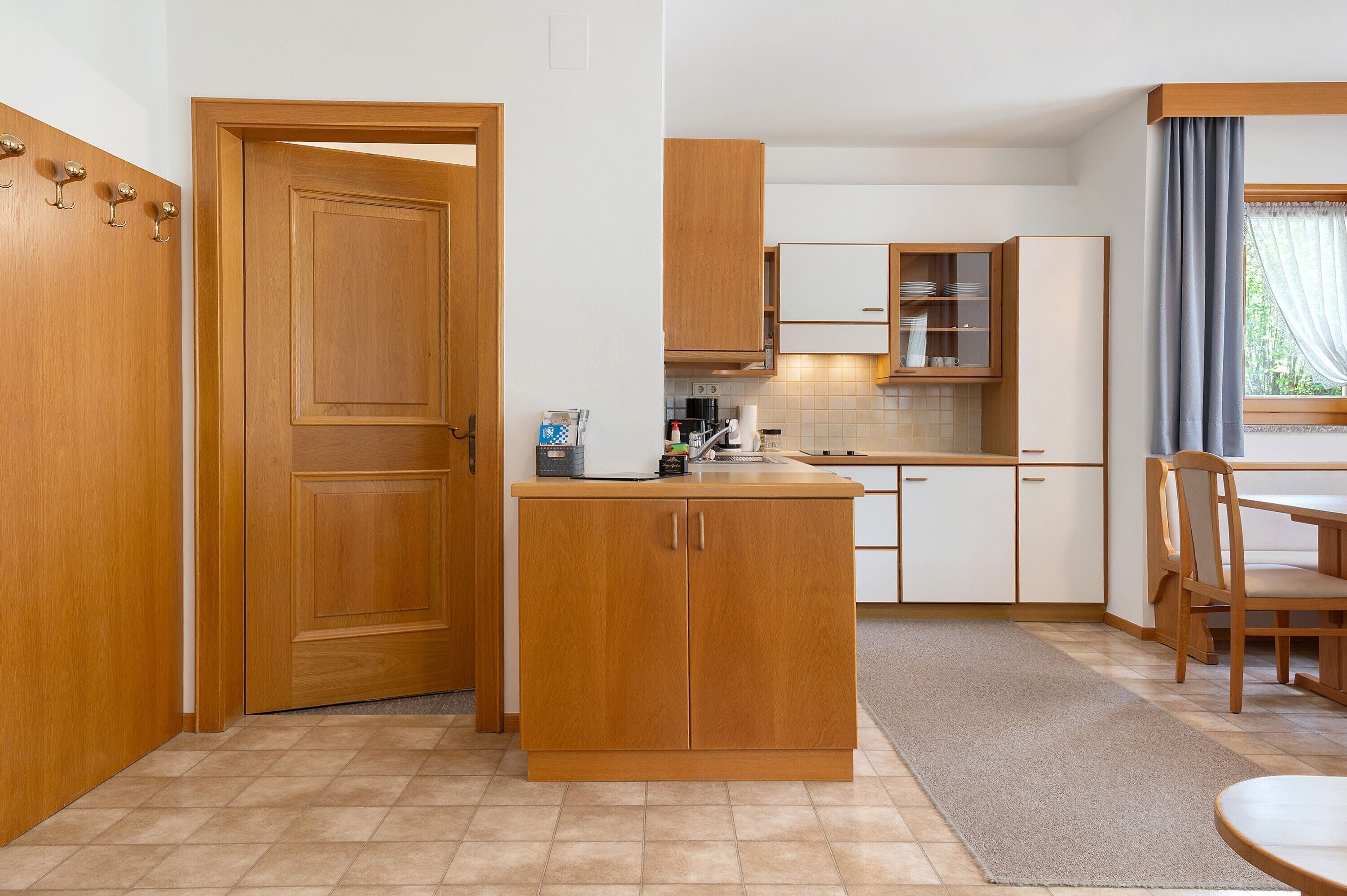 Køleskab, kogeplade, opvaskemaskine, kaffe-/temaskine