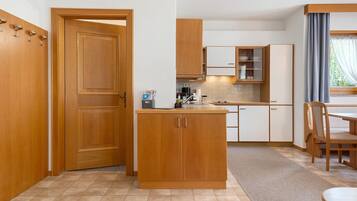 Køleskab, kogeplade, opvaskemaskine, kaffe-/temaskine