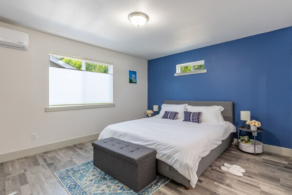 3 chambres, bureau, fer et planche à repasser, lit de bébé portatif