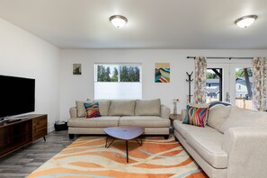 Téléviseur connecté, foyer, table de baby-foot, bureau