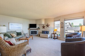 Smart TV, fireplace - Mutiny Bay Condo by AvantStay | Walk to the Beach (Freeland)