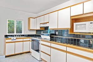 Fridge, microwave, oven, stovetop - Incredible Water Views, Deck | Relaxing Retreat | Greenbank Getaway by AvantStay (Greenbank)