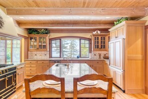 Fridge, microwave, oven, stovetop - Goldilocks by AvantStay | Luxury Waterfront Home (Greenbank)