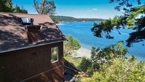 Ein Backsteinhaus mit einem Balkon mit Blick auf einen See.