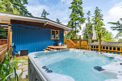 Mid-Century Beach Cabin by AvantStay | Walk to Beach
