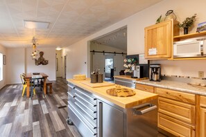 Fridge, microwave, oven, stovetop - Sunny by the Sound by AvantStay | Coastal Escape (Coupeville)