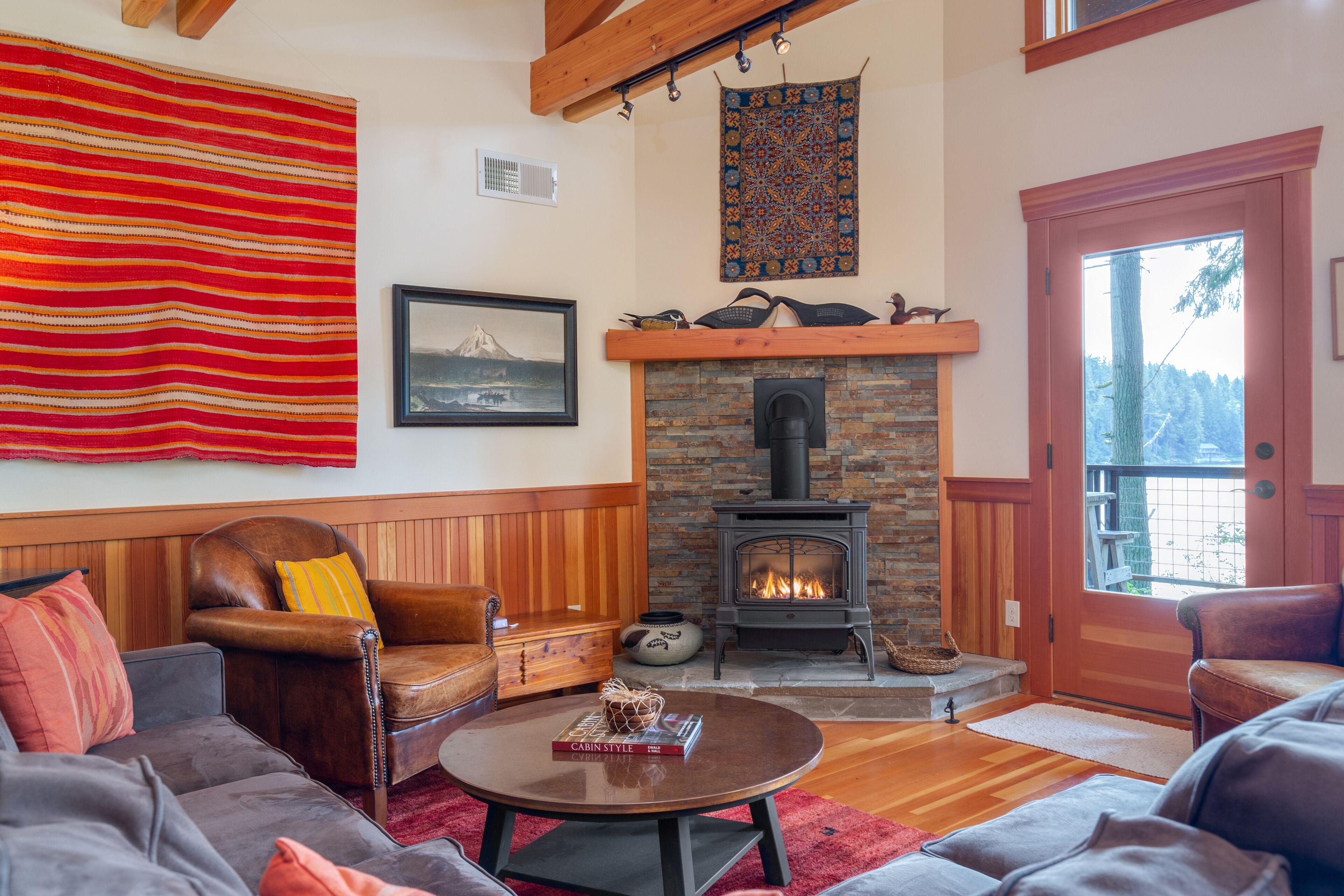 Smart TV, fireplace, table tennis