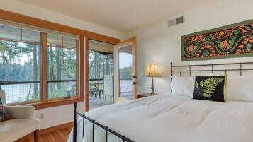 2 bedrooms, iron/ironing board, travel crib, free WiFi