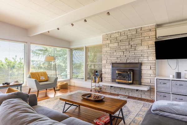 Smart-tv, een open haard en een kantoor