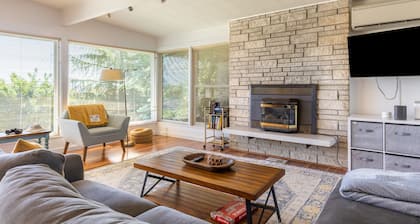 Sunny Side Island Retreat by AvantStay | Backyard