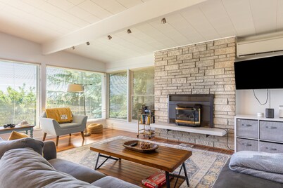 Sunny Side Island Retreat by AvantStay | Backyard