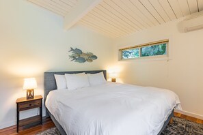 3 slaapkamers, een bureau, een strijkplank/strijkijzer, reisbedje