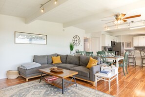 Smart TV, fireplace, offices - Sunny Side Island Retreat by AvantStay | Backyard (Freeland)