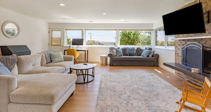 Sunny Side Island Retreat by AvantStay | Backyard