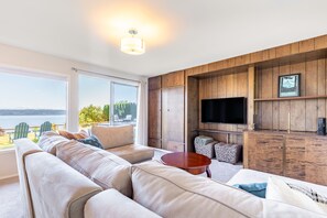 Una Smart TV, una chimenea, una oficina