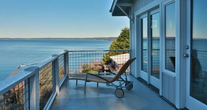 Marine View Bluff by AvantStay | Waterfront Views