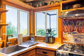 Fridge, microwave, oven, stovetop - Heron Rook Cottage by AvantStay | Panoramic View (Langley)
