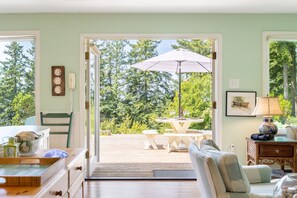 Smart TV, fireplace - Comfy Coastal Cottage by AvantStay | Mountain View (Freeland)