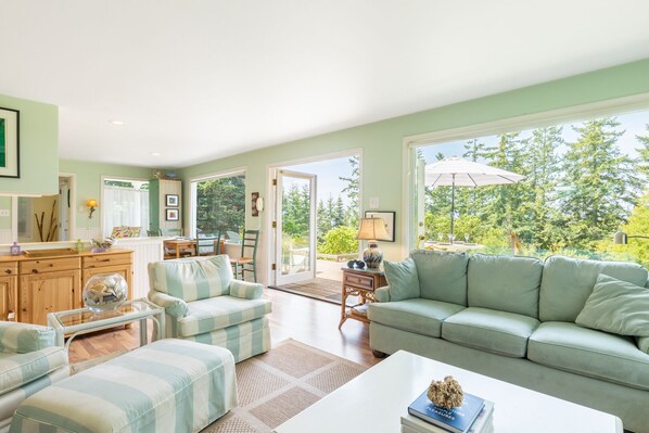 Smart TV, fireplace - Comfy Coastal Cottage by AvantStay | Mountain View (Freeland)