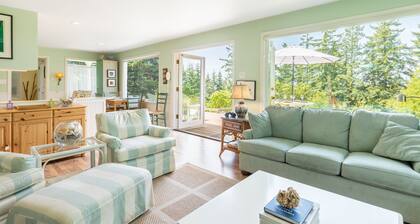 Comfy Coastal Cottage by AvantStay | Mountain View