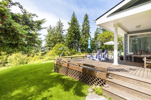 Comfy Coastal Cottage by AvantStay | Mountain View