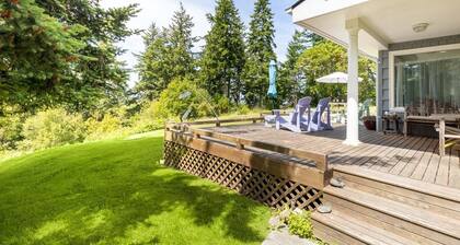 Comfy Coastal Cottage by AvantStay | Mountain View