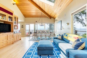 Smart TV, fireplace, foosball, table tennis - Barranco by AvantStay | Stairway to Beach + Views (Greenbank)