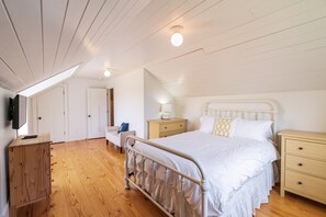 5 habitaciones, tabla de planchar con plancha y cuna de viaje