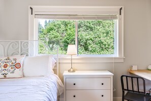 5 habitaciones, tabla de planchar con plancha y cuna de viaje 