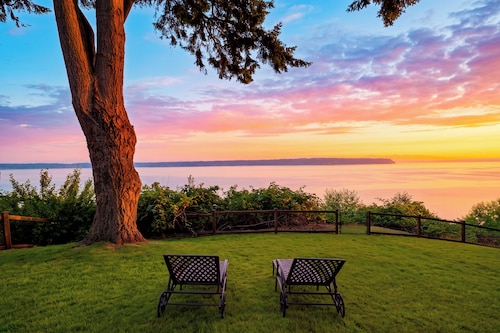 Waterfront + Patio + Saratoga Views | Mins to Langley | Cascade View Haven