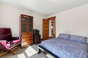 3 bedrooms, desk, iron/ironing board, free WiFi