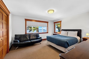 3 bedrooms, desk, iron/ironing board, WiFi (free)