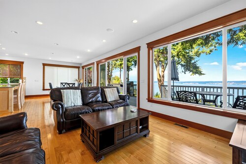 Waterfront + Patio + Saratoga Views | Mins to Langley | Cascade View Haven