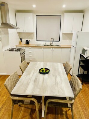 Fridge, microwave, oven, stovetop - Holiday Unit 2 in Port Victoria
 (Port Victoria)