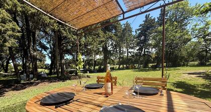 Maisonnette avec petite forĂȘt - tranquillitĂ© assurĂ©e - IdĂ©al jeune famille