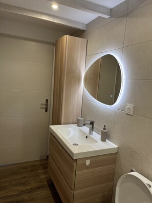 Dusche, Haartrockner, HandtĂŒcher, Seife