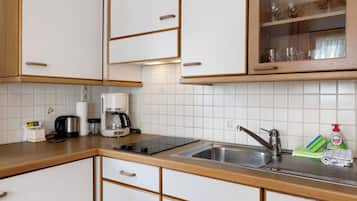 Kühlschrank, Herdplatte, Wasserkocher mit Kaffee-/Teezubehör