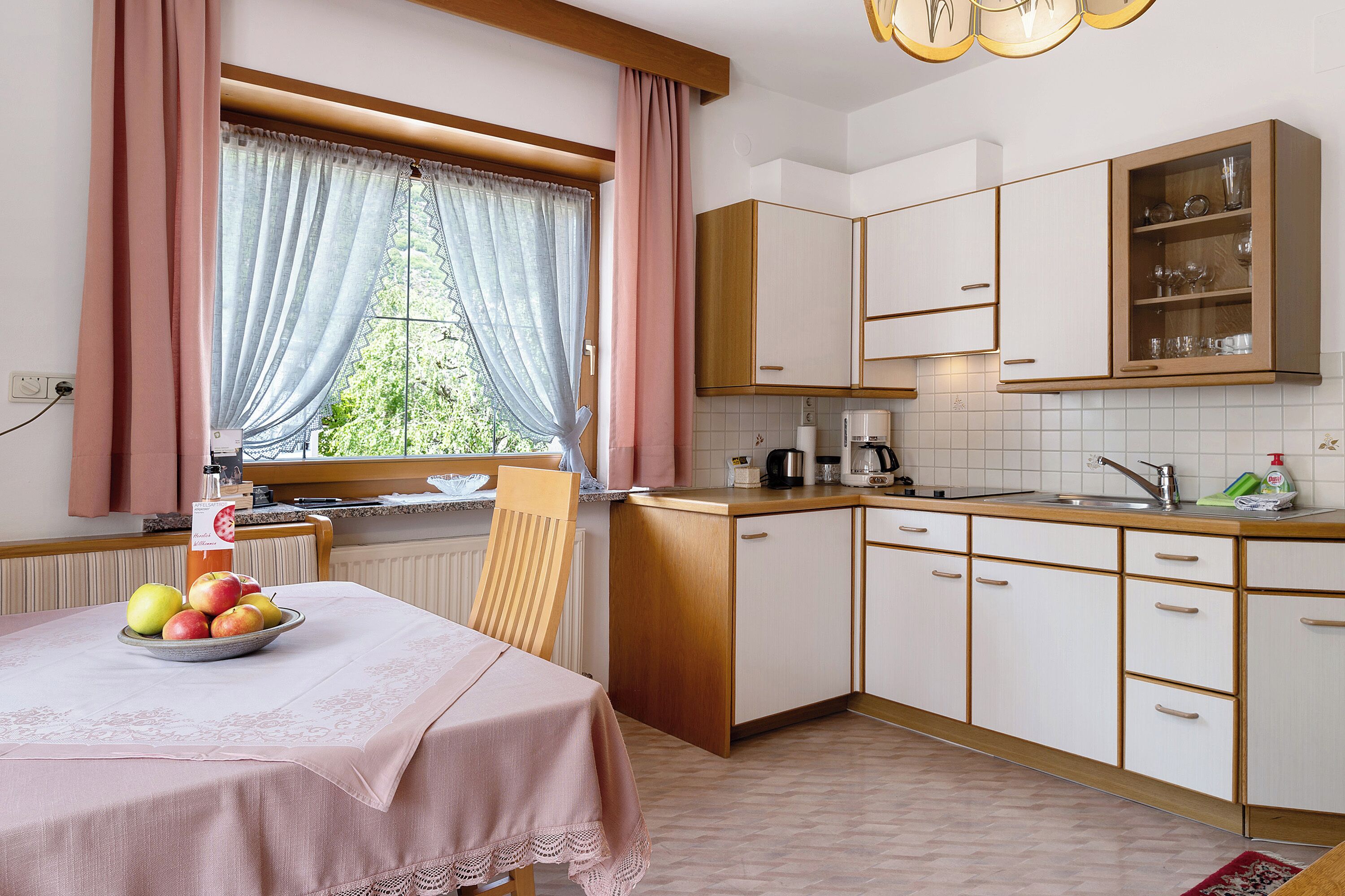 Een koelkast, een kookplaat, een koffiezetapparaat/waterkoker