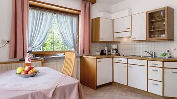 Frigorifero, piano cottura, macchina per tè/caffè, bollitore elettrico