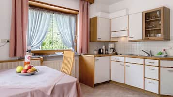 Fridge, stovetop, coffee/tea maker, electric kettle