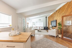 Smart TV y chimenea
