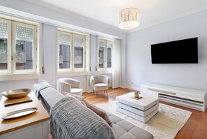 TV, video games - Apartment 'Boutique Santa Catarina 1' with Balcony, Wi-Fi and Air Conditioning (Porto)