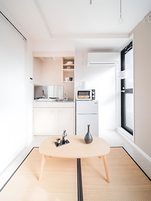 Fridge, microwave, stovetop, cookware/dishes/utensils
