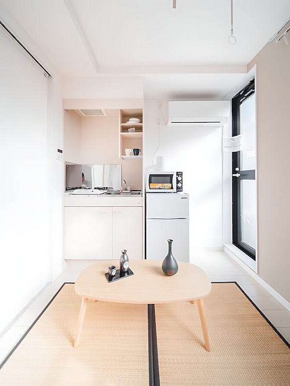 Refrigerador, microondas, parrilla de estufa y utensilios de cocina