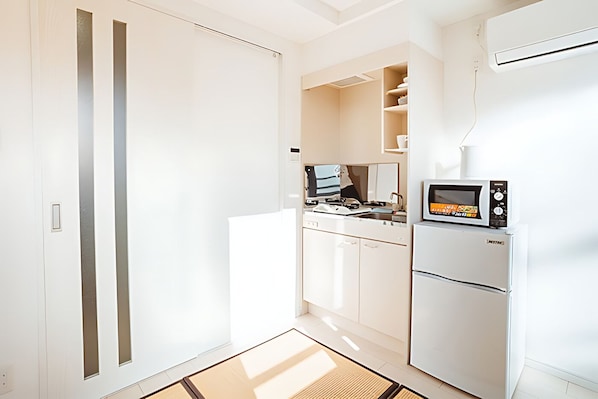 Fridge, microwave, stovetop, cookware/dishes/utensils