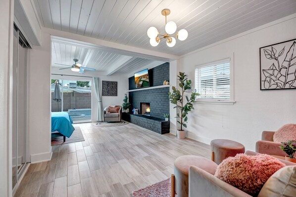 3 bedrooms, in-room safe, desk, iron/ironing board - Sunset Hideaway: Your Luxury Dream Summer Retreat (Phoenix)