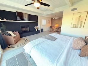 3 bedrooms, in-room safe, desk, iron/ironing board - Sunset Hideaway: Your Luxury Dream Summer Retreat (Phoenix)