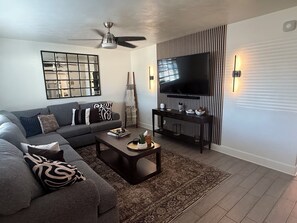 Smart TV, fireplace, video games, foosball - Sunset Hideaway: Your Luxury Dream Summer Retreat (Phoenix)