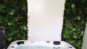 Indoor spa tub