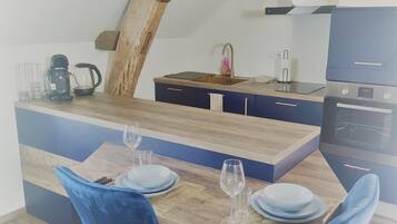 KĂŒhlschrank, Mikrowelle, Herdplatte, Wasserkocher mit Kaffee-/Teezubehör